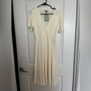 Mid-length short sleeve wrap dress